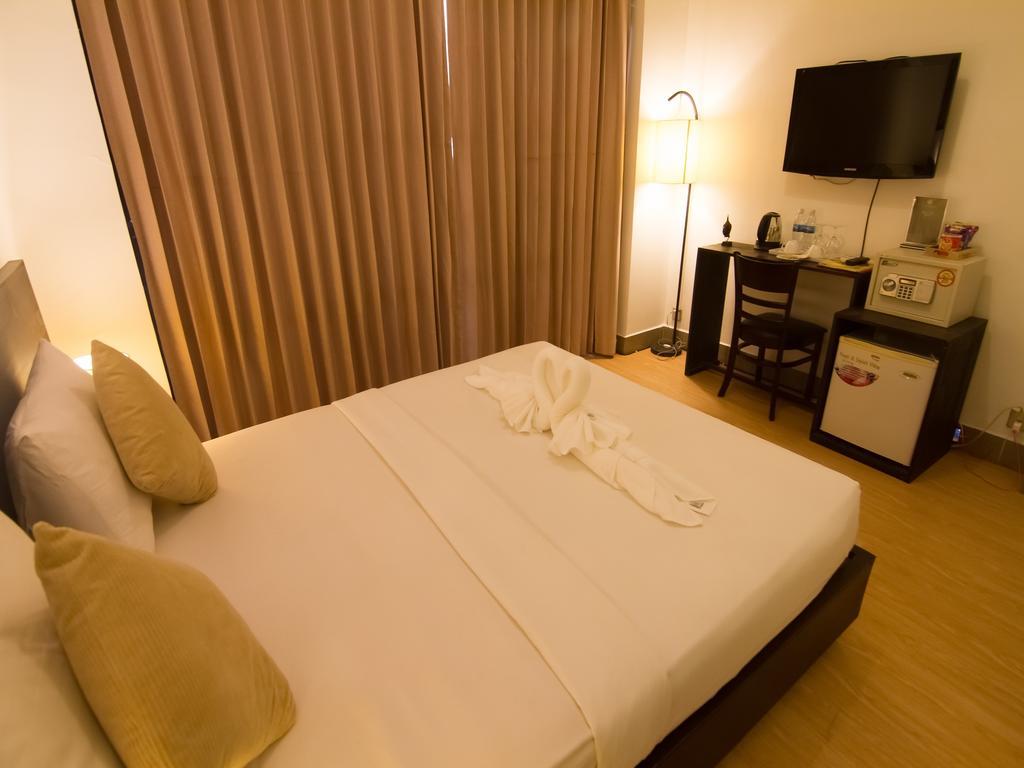 Adore Riverside Hotel Phnom Penh Dış mekan fotoğraf